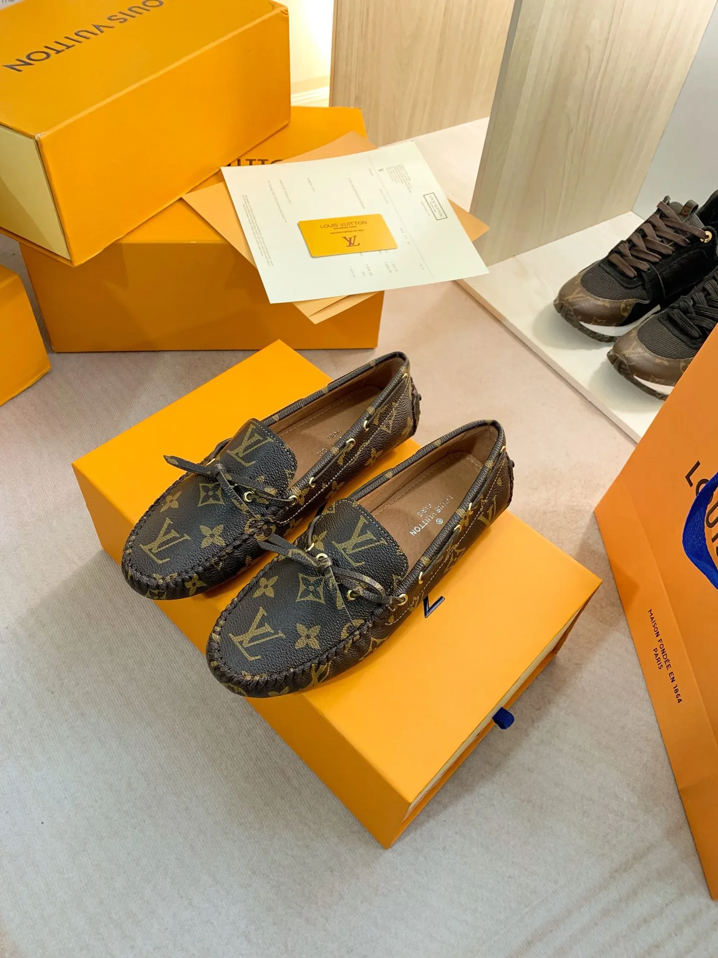 p460💰Couple model❤️🇫🇷 𝙇𝙤𝙪𝙞𝙨 𝙑𝙪𝙞𝙩𝙩𝙤𝙣 🇫🇷Louis Vuitton 2023 Classic𝓛𝓿 𝓣𝓻𝓪𝓲𝓷𝓮𝓻 Sports Series ➪➪➪¯ [Arizona Doudou Shoes Series] ▪️▪️▪️Arizona slip-on shoes are made of Monogram Eclipse canvas. Its hand-painted and dyed edges and hand-sewn uppers fully demonstrate Louis Vuitton's traditional shoemaking craftsmanship. This slip-on shoe is very lightweight. The integrated tongue and upper make it particularly comfortable and flexible. The soft outsole is equipped with rubber padding. Decorated with matching sash. Detailed features: ☑️Monogram Eclipse canvas ☑️Black Eclipse pattern ☑️Hand-painted shoe edges ☑️Hand-sewn uppers (each pair takes time to process) ☑️Integrated tongue and upper construction ☑️Outsole equipped with rubber lining ☑️size: 35_46